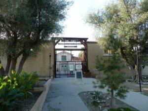 The Fort, Taft, California, photographed by Bobak Ha'Eri, CC BY-SA 3.0.
