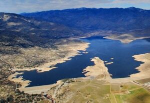 Aerial view of Lake Isabella reservoir and Isabella Dam in Kern County. Photo by John Wiley, CC BY 3.0.