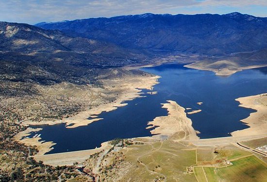 Aerial view of Lake Isabella reservoir and Isabella Dam in Kern County. Photo by John Wiley, CC BY 3.0.