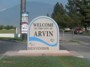 Bilingual Spanish and English welcome sign at the entrance to Arvin, California. Public domain photograph by Jey0h, 2007.
