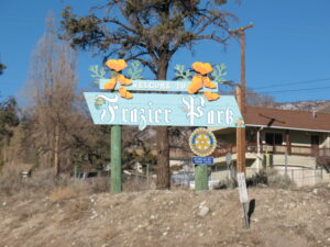 Town entrance sign at Frazier Park, Kern County. Photo by Jey0h, CC BY 3.0.